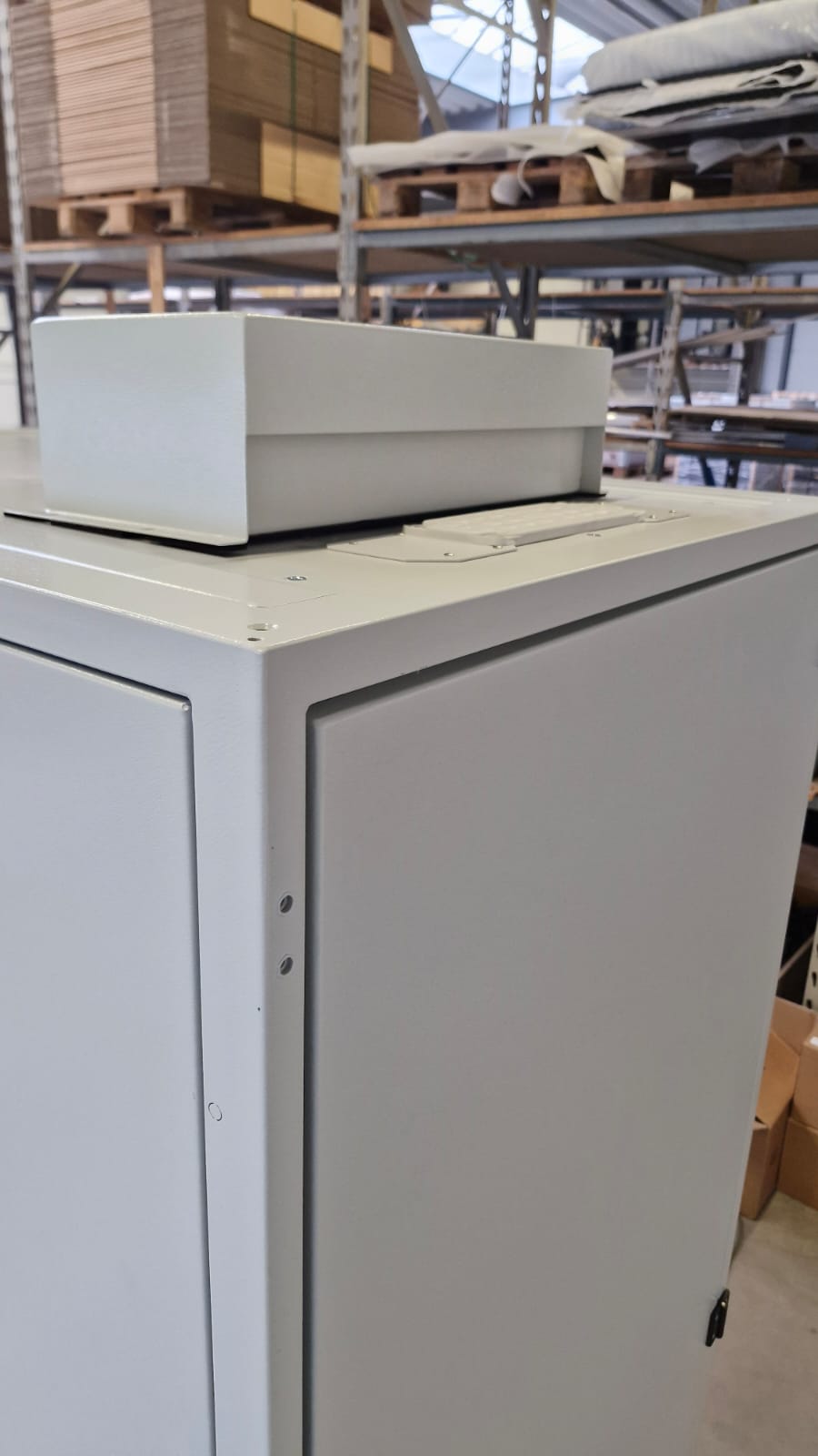 Lehmann IT IP54 Serverschrank Dachmodul mit integrierten Filtereinheiten f&uuml;r L&uuml;fter und zuverl&auml;ssigen Staub- sowie Spritzwasserschutz