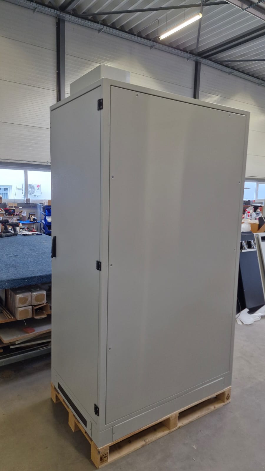 Lehmann IT IP54 Serverschrank Seitenansicht mit robuster Konstruktion und Staub- sowie Spritzwasserschutz f&uuml;r industrielle IT