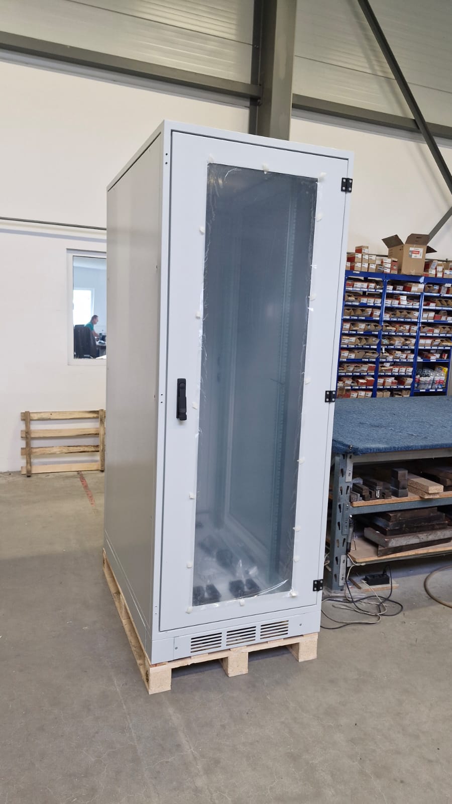 Lehmann IT IP54 Serverschrank Frontansicht mit Glast&uuml;r f&uuml;r Staub- und Spritzwasserschutz sowie klare Sicht auf die IT‑Hardware