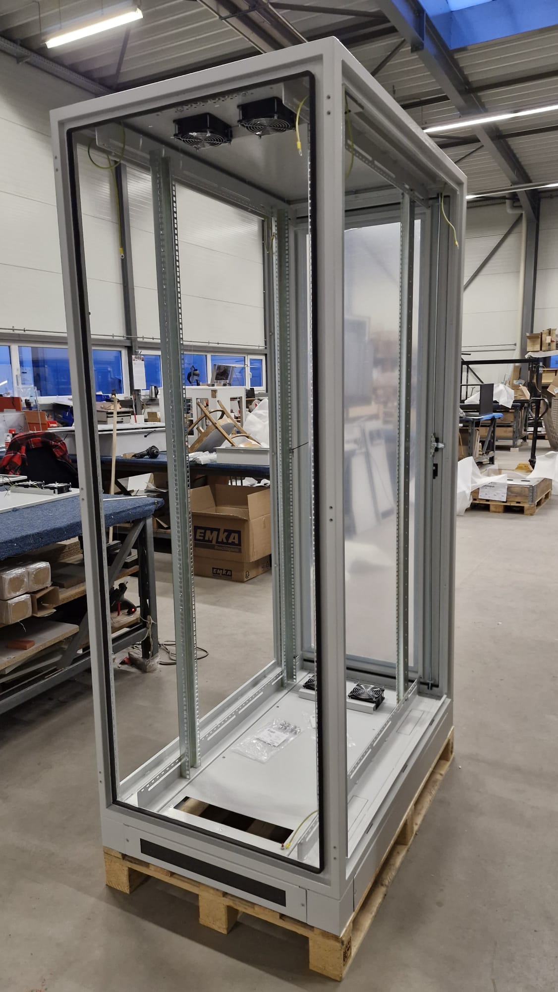 Lehmann IT IP54 19&Prime; Serverschrank im offenen Zustand vor der Montage von T&uuml;ren und Seitenw&auml;nden