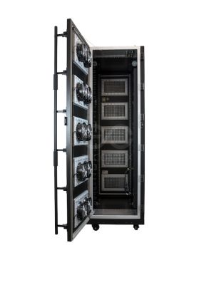 Der ENCONNEX DefenseShield Serverschrank bietet branchenführende Funkfrequenz-Abschirmungstechnologie, die Interferenzen mit externen Geräten und Netzwerken isoliert. Das Gehäuse ist mit einer Standard-Rackhöhe von 45 HE und einer Tiefe von 1200 mm ausgestattet, um eine ordnungsgemäße Passform und Funktion für das Gerät zu gewährleisten. Der Schrank kann zusammen mit anderen Schränken aufgestellt und seismisch verankert werden. Das Schrankgehäuse wird mit quadratischen Standard-Lochschienen geliefert, die den einfachen Einsatz jedes Gerätetyps ermöglichen.